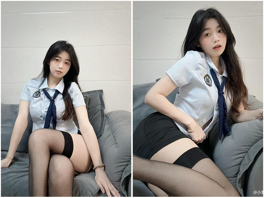 是小野马身穿日系校服JK制服坐在课桌上的写真，双腿修长白皙，不仅清纯而且略带诱惑