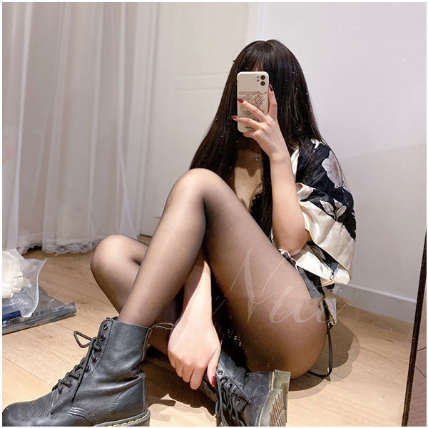 网红：丝袜美腿博主 安乔乔儿 视图合集-万图屋